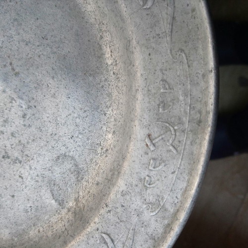 Πιάτο συλλεκτικό μεταχειρισμένο 10 χρόνων από Οκτωβριανή Επανάσταση με ποτήρια