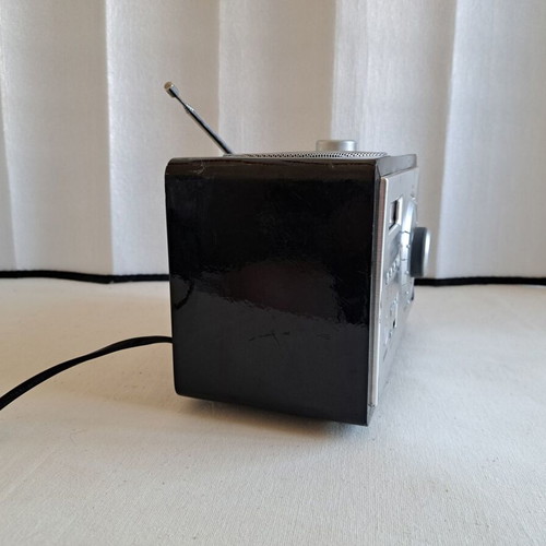 JGC UR-210/FM Radio Clock with USB and AUX Like New