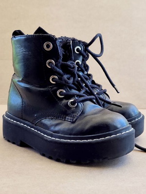 H&M kids boots size 26, lightly used, black with lining