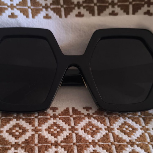 Gucci sunglasses like new, oversized black hexagonal frame
