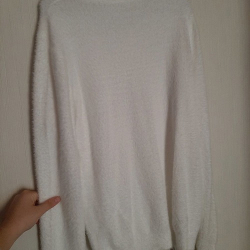 Fuzzy sweater new, size M-L, white