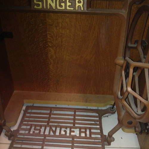 Singer antique sewing machine used, furniture