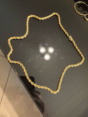 Necklace like new, broken clasp