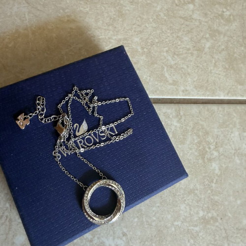 Swarovski necklace like new, stylish silver