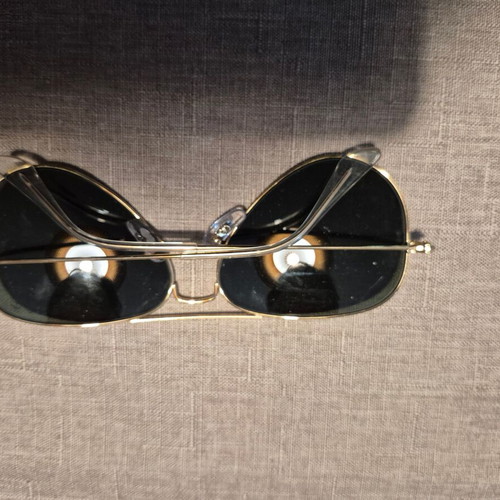 Ray-Ban Aviator RB3025 sunglasses like new, gold frame, black lenses