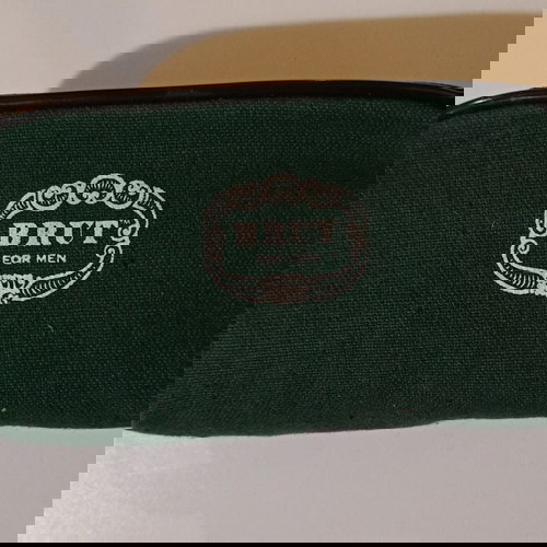 Σετ περιποίησης παπουτσιών ταξιδιού "BRUT FOR MEN" σε τσαντάκι, μέσα στη θήκη του.
