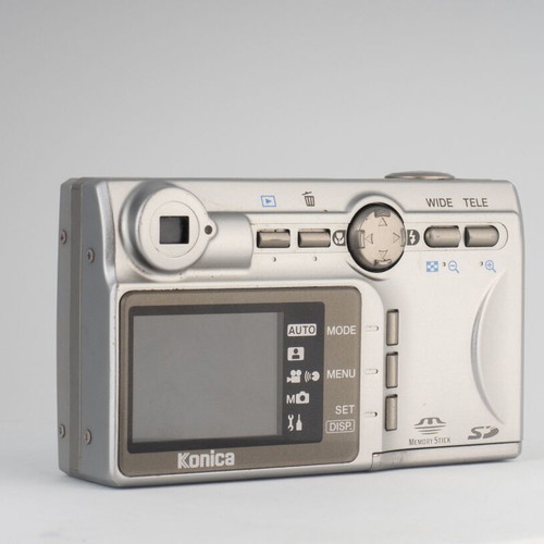 Konica Revio KD-420Z 4MP Digital Camera used with Battery Charger and 2GB SD Card