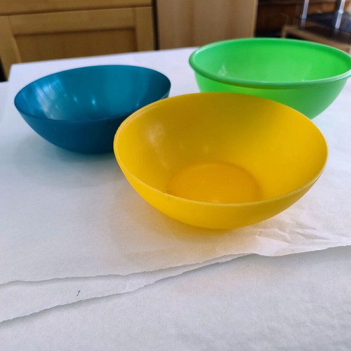 Set of 3 plastic bowls used