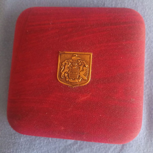 15th century jewelry box like new, red