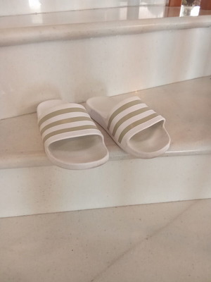 Σαγιονάρες Adidas σαν καινούργιο, άσπρες, νούμερο 38