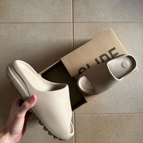 Adidas Yeezy Slides size 42, like new, beige unisex