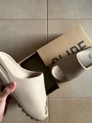Adidas Yeezy Slides size 42, like new, beige unisex