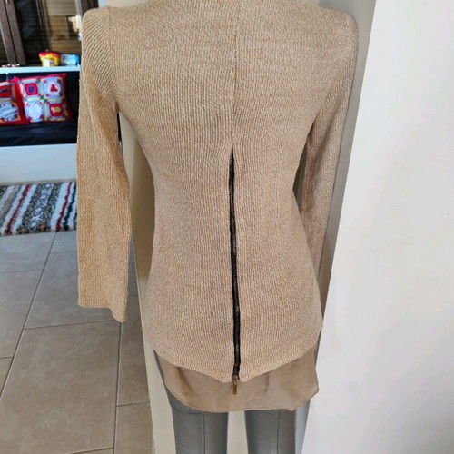 Knitted sweater beige with zipper, one size, like new