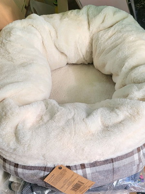 Козу легло за котки или малки кучета ново