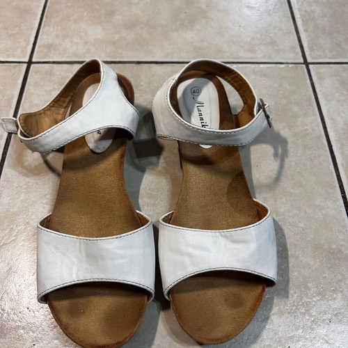 Women's sandals used with white straps, size 40, brown and white