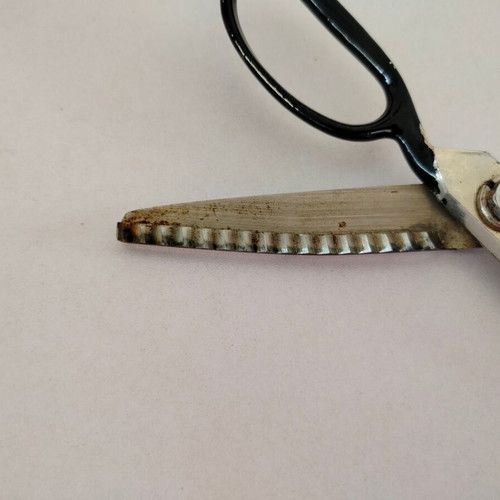 Sewing scissors used with serrated blades for zigzag cutting Solingen Prazision Sandkaulen