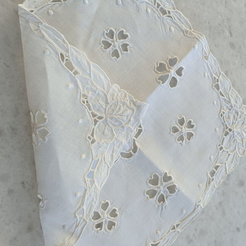 Handmade white cutwork table linen 31×33 cm used, decorative