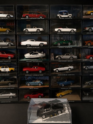James Bond 007 Collection 28 Car Models 1:43 Scale with Dioramas and Display Cases like new