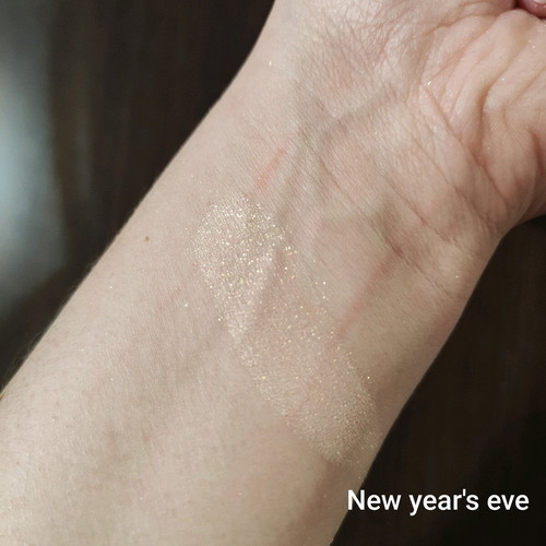 Makeup Geek pigment New Year's Eve shade like new, light beige with glitter