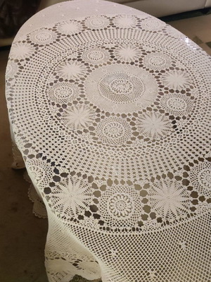 Round lace tablecloth 150 cm like new