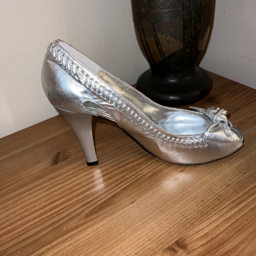 Leather shoes new, size 39