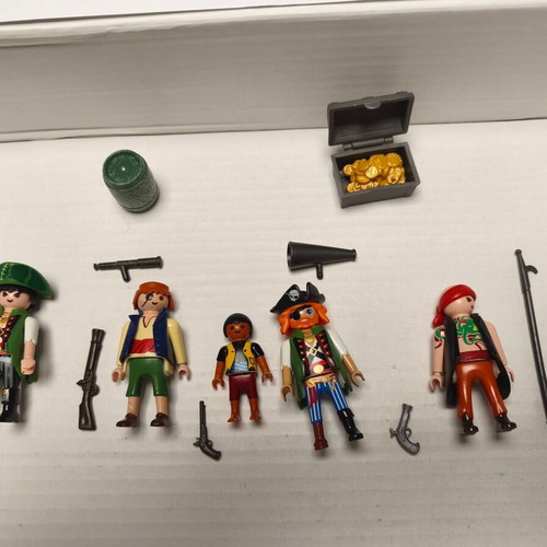 Playmobil pirates pack with 4 pirates and 1 child with weapons and treasure like new