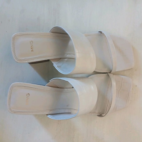 Mango wide heel sandals size 40 like new, beige