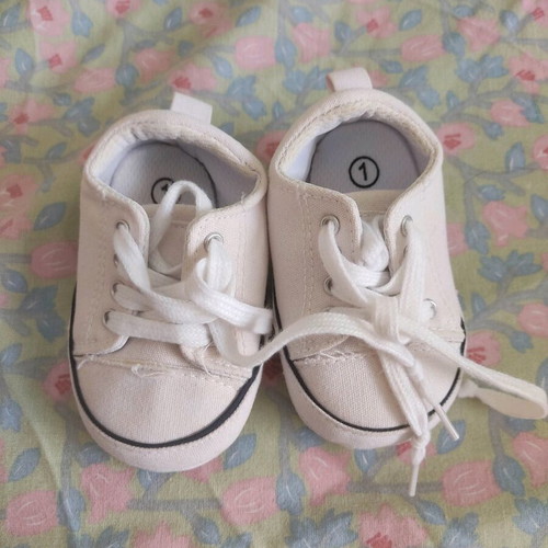 Baby hug shoes like new condition