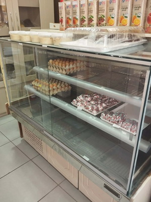Professional refrigerated display case