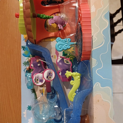 Littlest Pet Shop Walkables Park with Water Slides, new