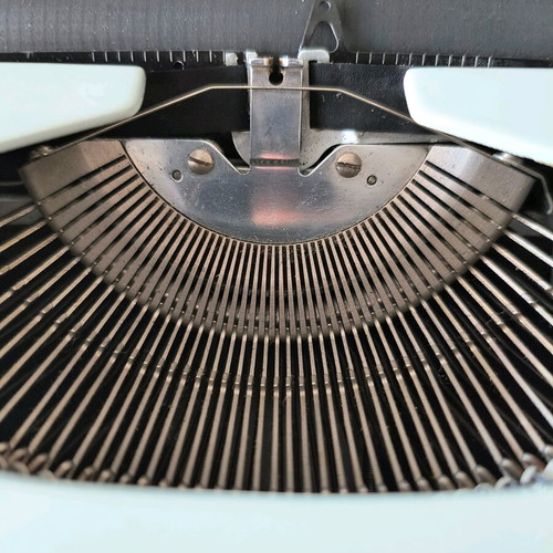 Consul 231.3 Typewriter like new with case