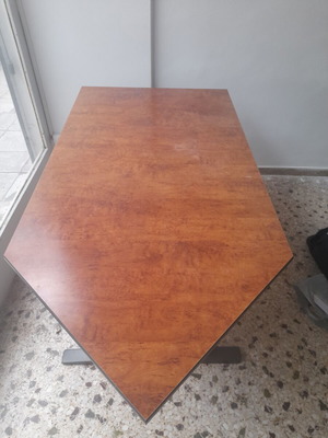 Επαγγελματικό γραφείο σαν καινούργιο, βερνικομένο ξύλο, 1.60x0.80x0.75 μ.