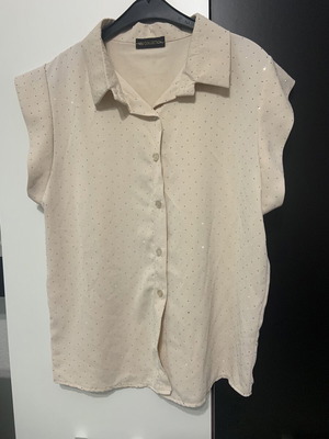 Women's shirt new, beige, size M with short sleeves