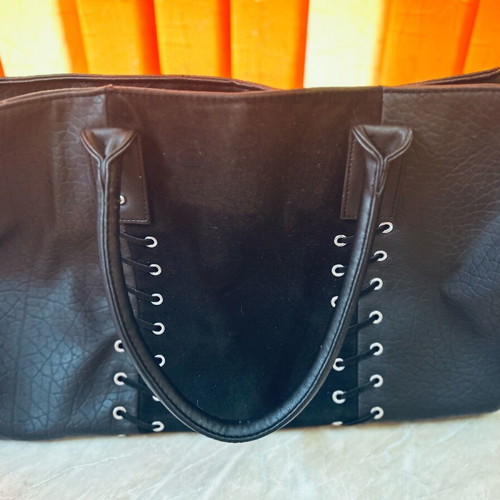 Голяма кожена дамска чанта Primark в чудесно състояние, черна