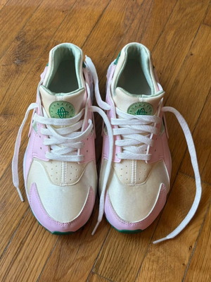 Nike Huarache Run Strawberry Shortcake women's athletic shoes like new, size 39