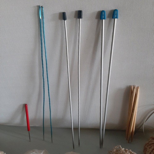 Knitting set used with needles and yarn