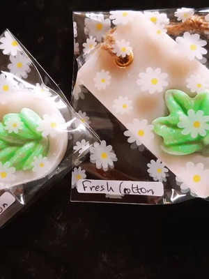 Aromatic Closet Tablets made of Coconut Wax with Dried Flowers