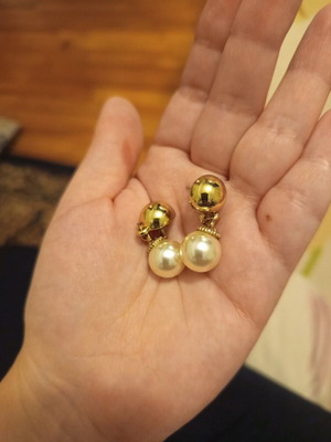Pearl earrings gold color like new