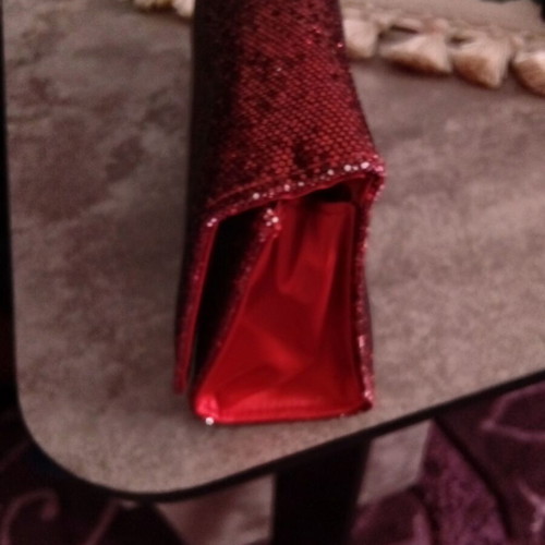 Red shoulder bag like new with black chain