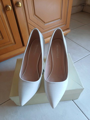 Pumps like new, white with croco pattern, size 38, heel 9.5cm