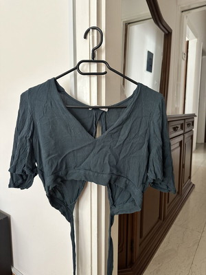 Pull & Bear summer crop top green size S like new