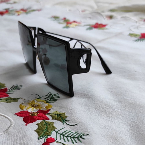Dior 30Montaigne sunglasses used, black acetate frame