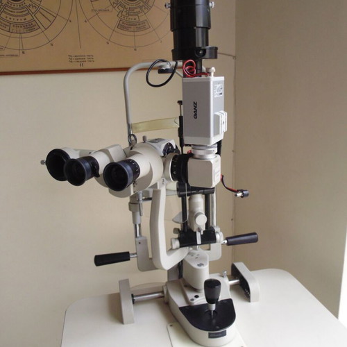 Inami L-0219 Japanese slit lamp like new with 5 magnifications and accessories