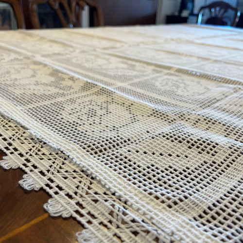 Tablecloth used, dimensions 165x162cm
