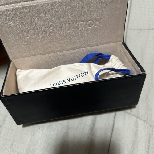 Louis Vuitton cat eye sunglasses like new, black