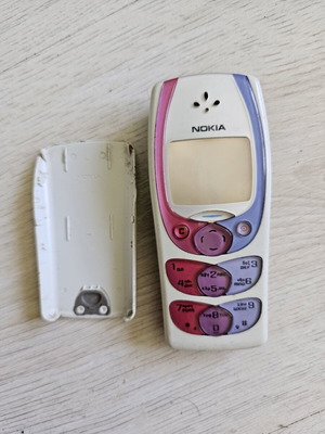 Nokia mobile phone with screen and battery issues