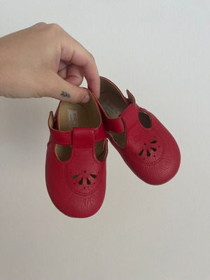 Early Days toddler shoes size 4/20 like new