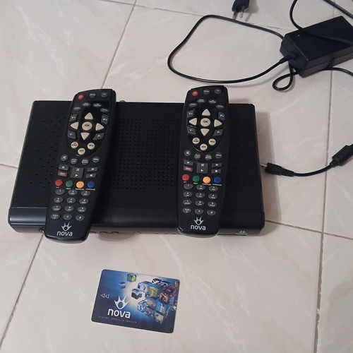 Nova HD 831 decoder like new with 2 connection cards and 2 remotes