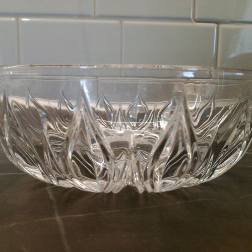 Crystal bowl used with embossed design, diameter 20.5 cm