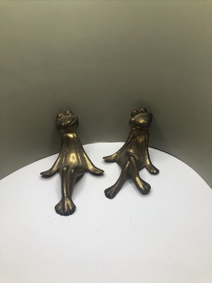 Vintage solid brass sitting frogs ornaments, used, set of 2
